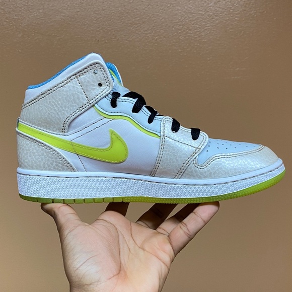 Jordan 1 Mid SE “Platinum Tint Blue Tint University Blue Volt” Size 7 Women’s - Picture 9 of 17